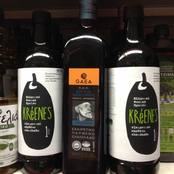 Extra szűz olívaolajak: a fehér címkés Kalamátáról, a fekete Krétáról